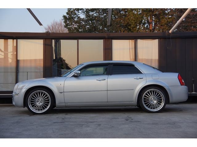 Chrysler 300C 2006 — фото автомобиля 1