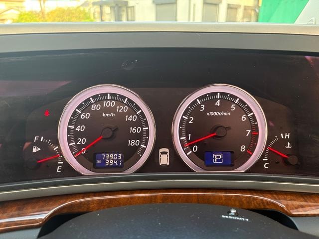 Nissan ELGRAND 2010 — фото автомобиля 1