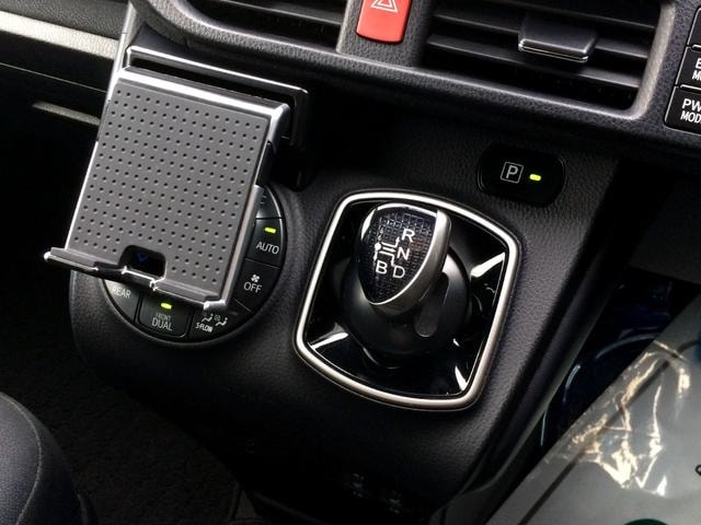 Toyota NOAH 2015 — фото автомобиля 1