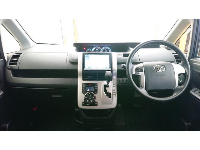Toyota VOXY 2013 — фото автомобиля 1