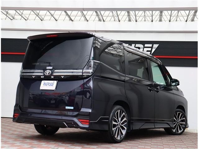 Toyota VOXY 2022 — фото автомобиля 1