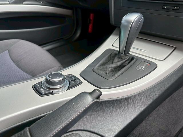 Bmw 3 SERIES 2011 — фото автомобиля 1