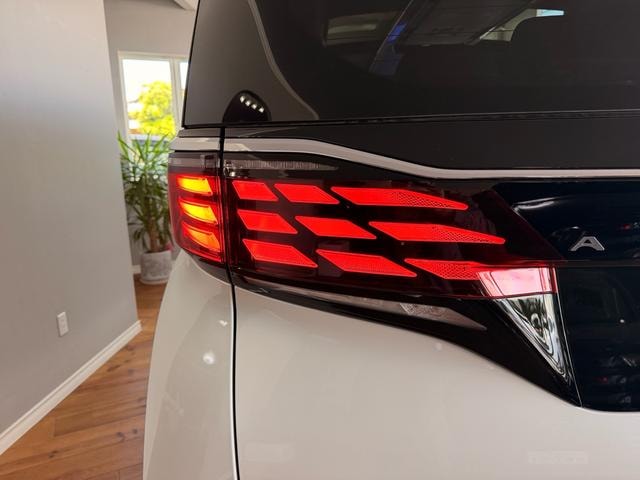 Toyota ALPHARD HYBRID 2026 — фото автомобиля 1