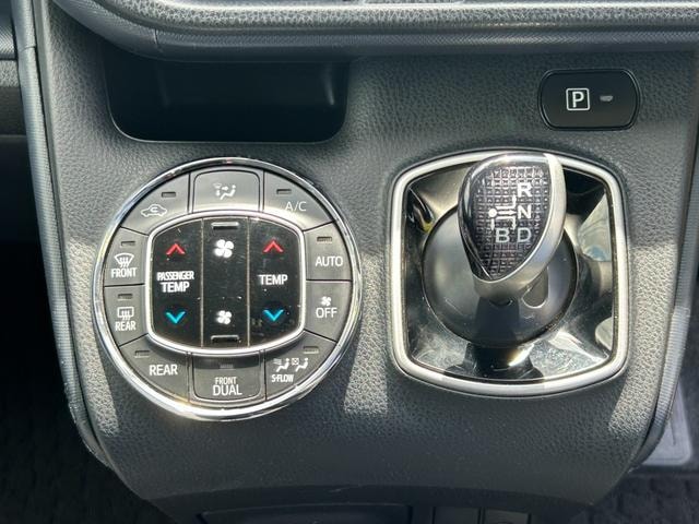 Toyota VOXY 2016 — фото автомобиля 1