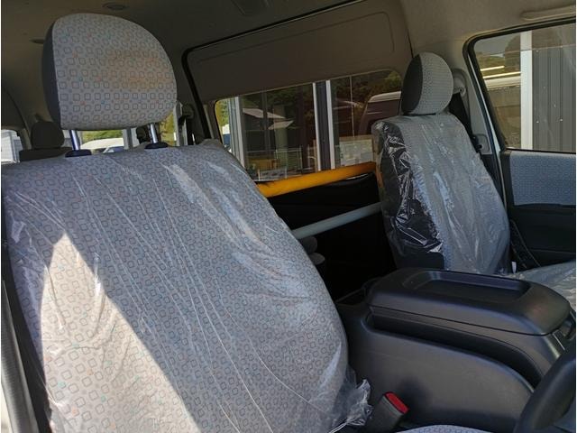 Toyota HIACE COMMUTER 2015 — фото автомобиля 1