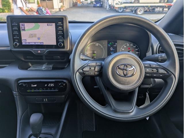 Toyota YARIS 2021 — фото автомобиля 1