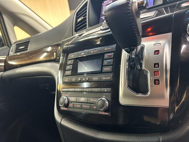 Nissan ELGRAND 2011 — фото автомобиля 1