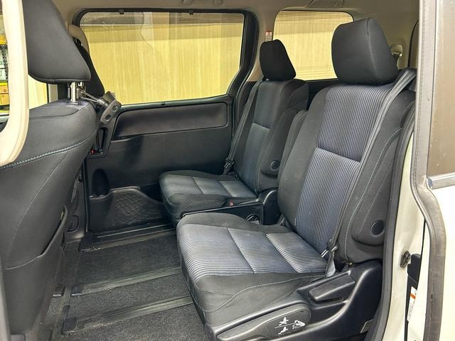 Toyota VOXY 2014 — фото автомобиля 1