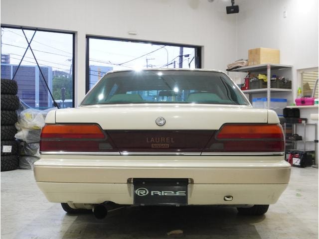 Nissan LAUREL 1990 — фото автомобиля 1