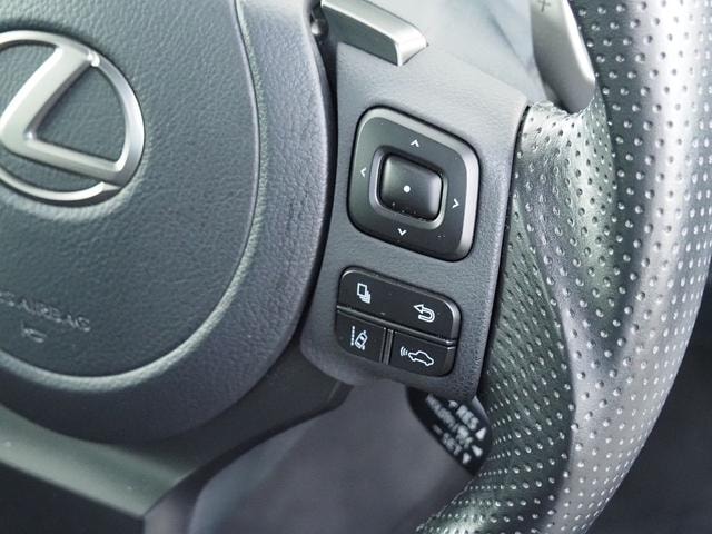 Lexus IS 2023 — фото автомобиля 1