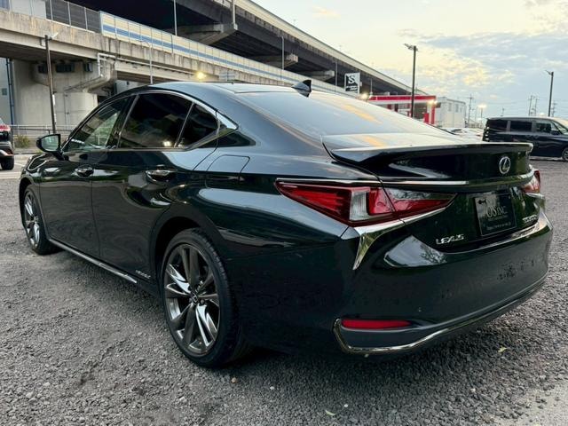 Lexus ES 2019 — фото автомобиля 1