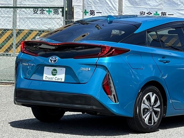 Toyota PRIUS PHV 2017 — фото автомобиля 1