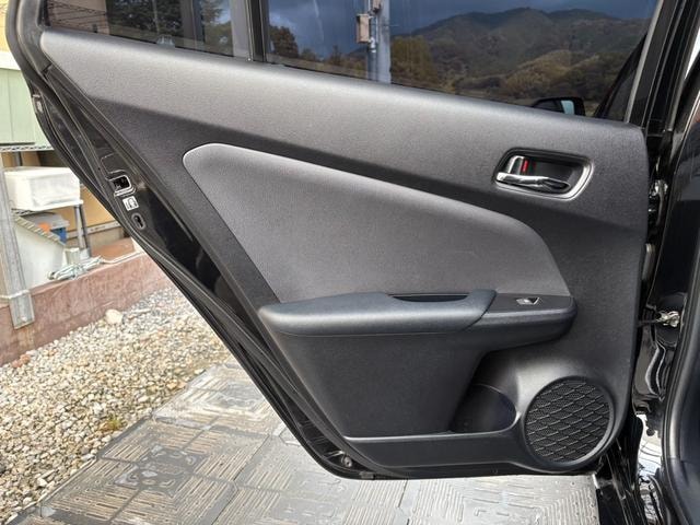 Toyota PRIUS 2017 — фото автомобиля 1