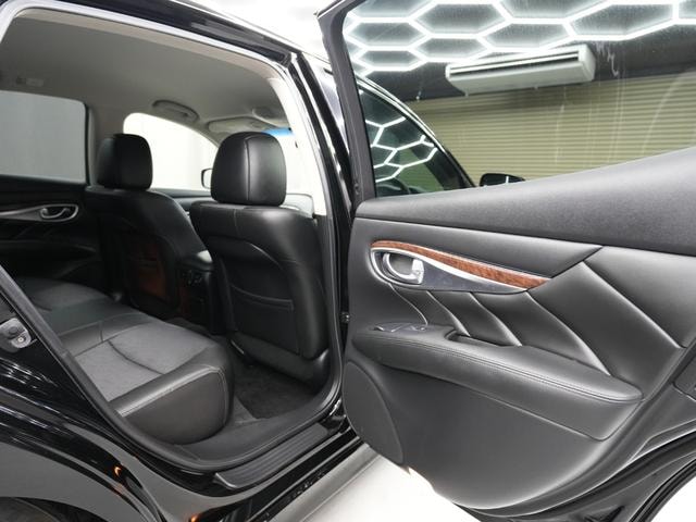 Nissan FUGA 2011 — фото автомобиля 1