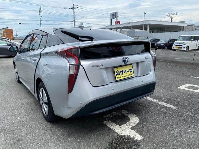 Toyota PRIUS 2017 — фото автомобиля 1