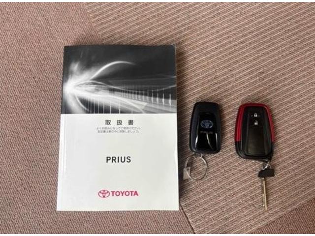 Toyota PRIUS 2016 — фото автомобиля 1