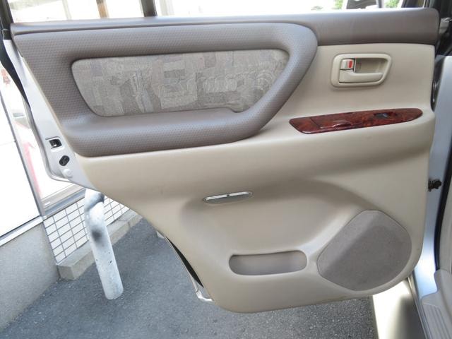 Toyota LAND CRUISER 100 1998 — фото автомобиля 1