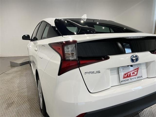 Toyota PRIUS 2019 — фото автомобиля 1