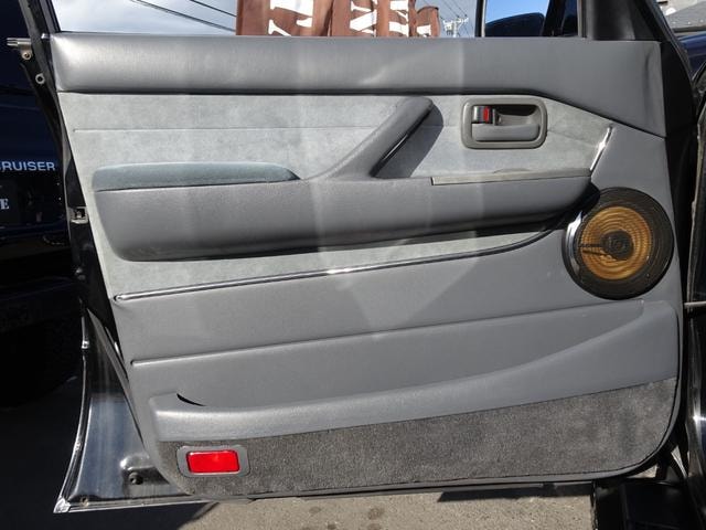 Toyota LAND CRUISER 80 1995 — фото автомобиля 1