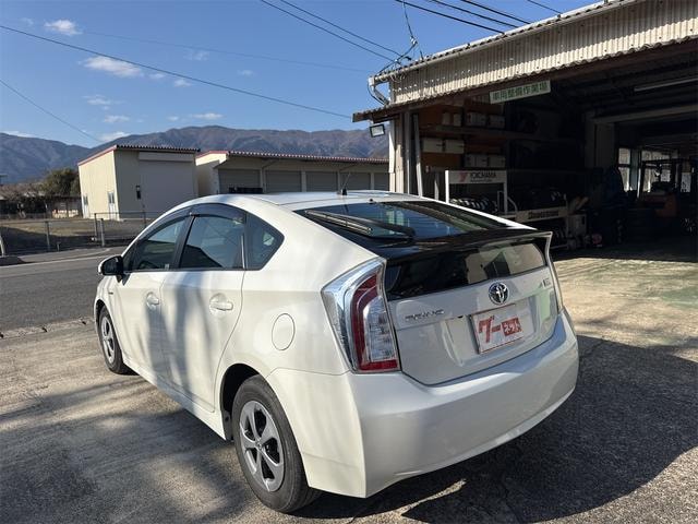 Toyota PRIUS 2013 — фото автомобиля 1