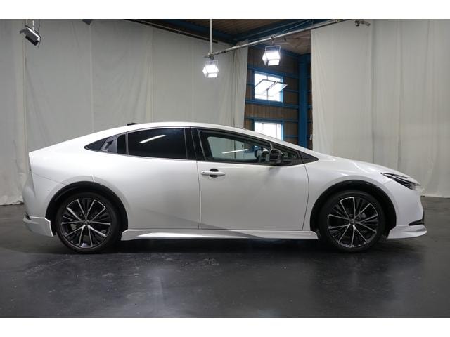 Toyota PRIUS 2023 — фото автомобиля 1