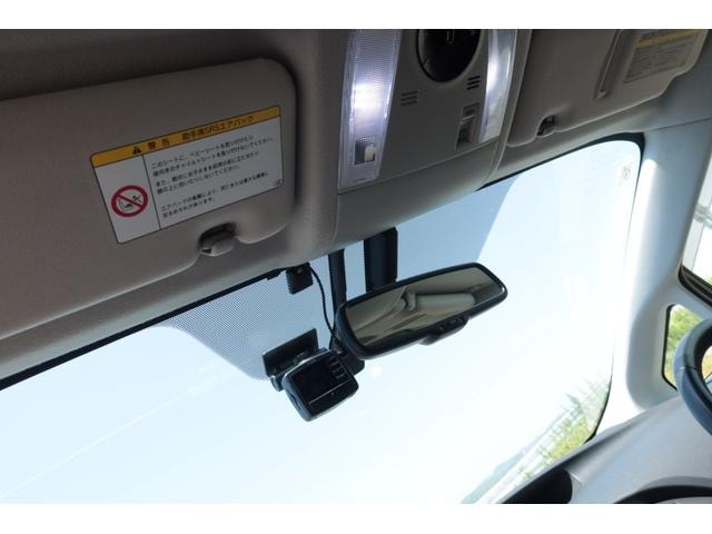 Toyota PRIUS 2012 — фото автомобиля 1