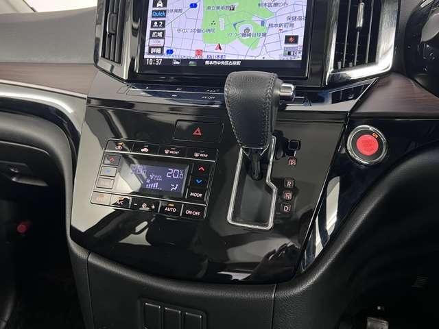 Nissan ELGRAND 2022 — фото автомобиля 1