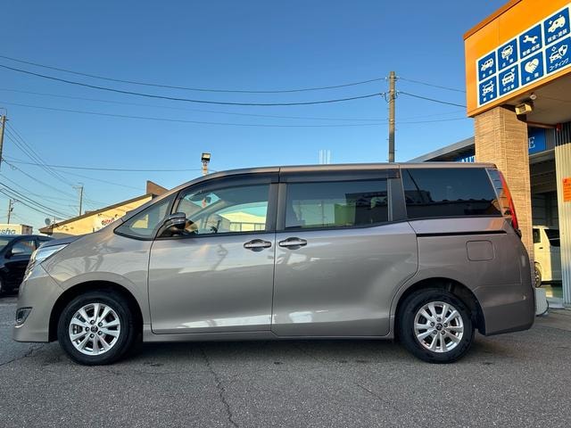 Toyota NOAH 2017 — фото автомобиля 1