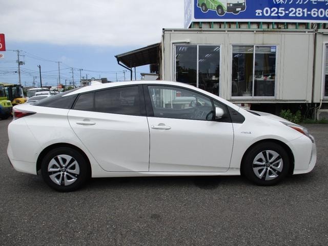 Toyota PRIUS 2016 — фото автомобиля 1