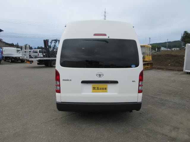 Toyota HIACE COMMUTER 2013 — фото автомобиля 1