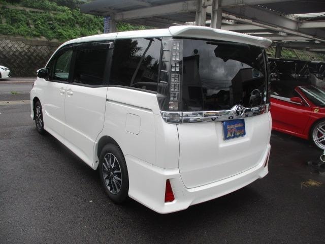 Toyota VOXY 2014 — фото автомобиля 1