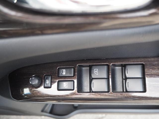 Nissan ELGRAND 2010 — фото автомобиля 1
