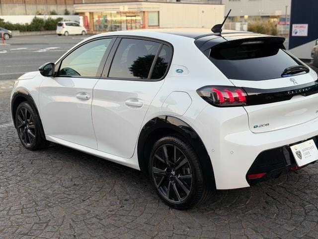 Peugeot E-208 2025 — фото автомобиля 1
