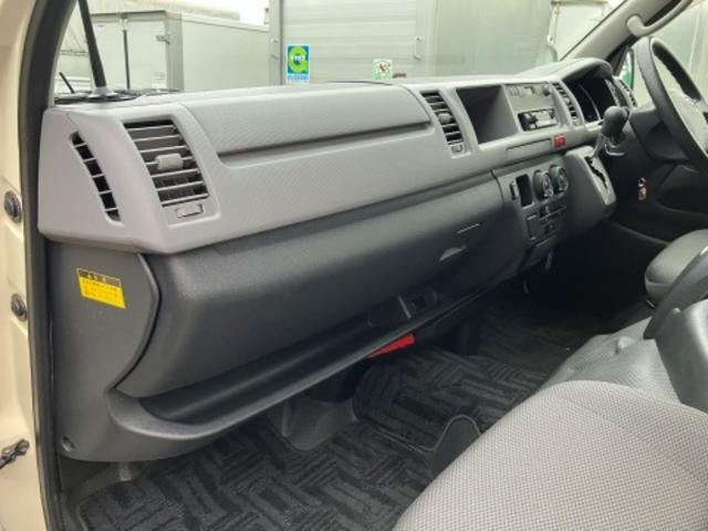 Toyota HIACE COMMUTER 2011 — фото автомобиля 1