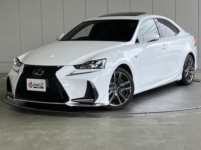 Lexus IS 2017 — фото автомобиля 1