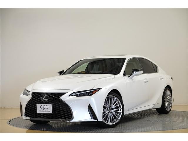 Lexus IS 2023 — фото автомобиля 1