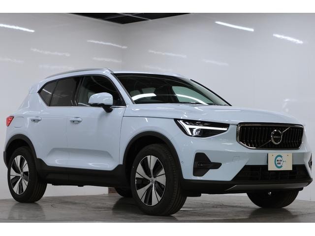 Volvo XC40 2026 — фото автомобиля