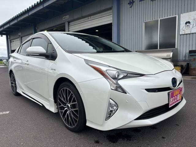 Toyota PRIUS 2017 — фото автомобиля 1