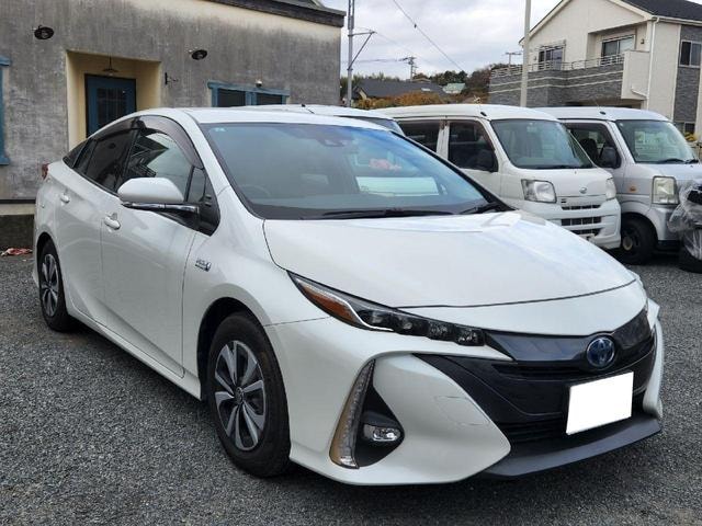 Toyota PRIUS PHV 2018 — фото автомобиля 1