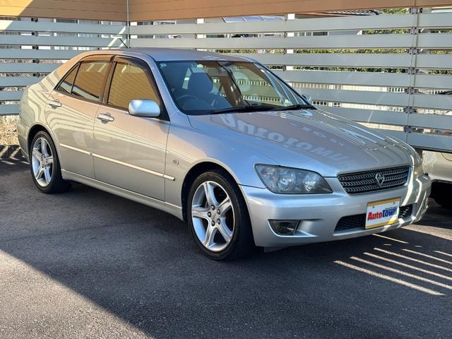 Toyota ALTEZZA 2004 — фото автомобиля 1