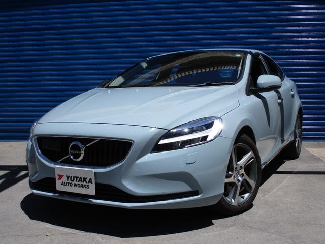 Volvo V40 2019 — фото автомобиля 1