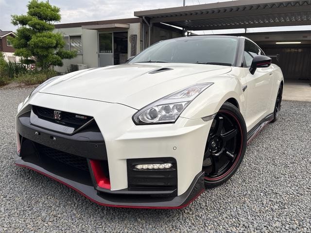 Nissan GT-R 2017 — фото автомобиля