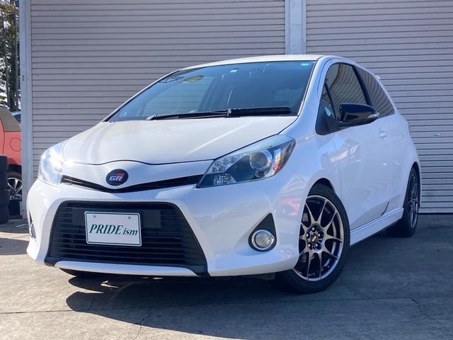 Toyota VITZ 2013 — фото автомобиля 1