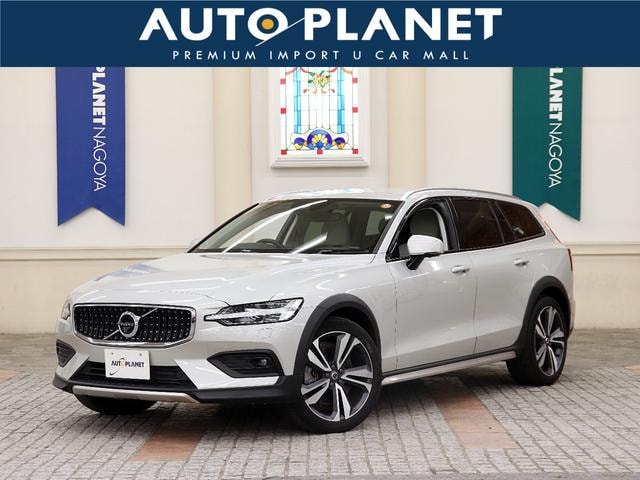 Volvo V60 2019 — фото автомобиля 1