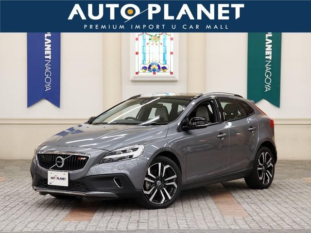 Volvo V40 2019 — фото автомобиля 1