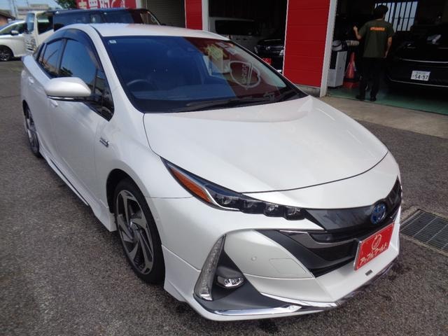 Toyota PRIUS PHV 2022 — фото автомобиля