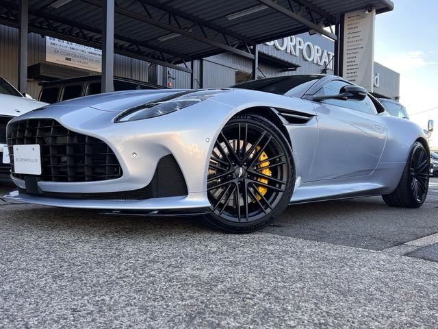 Aston Martin DB12 2025 — фото автомобиля