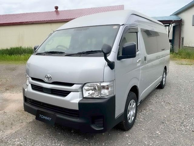 Toyota HIACE COMMUTER 2025 — фото автомобиля
