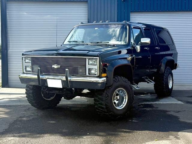 Chevrolet SUBURBAN  — фото автомобиля