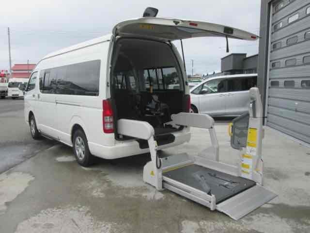 Toyota HIACE COMMUTER 2011 — фото автомобиля